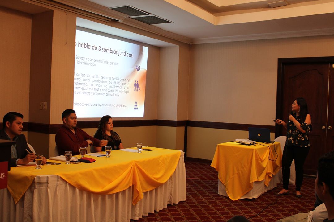 Carmen Urquilla, coordinadora del Programa Justicia Laboral y Económica de ORMUSA, realizó la presentación sobre la Importancia de la seguridad social en El Salvador.