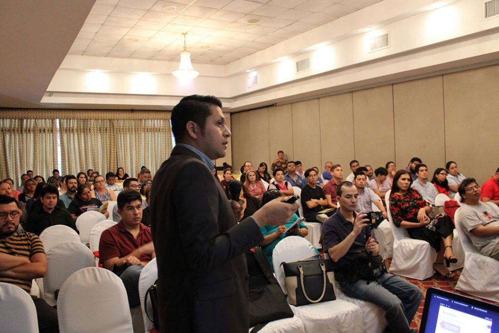Roberto Zapata, representante de Amate El Salvador, realizó la presentación de los resultados del estudio Sin derechos igualitarios: el acceso desigual a las personas LGBTQ a la seguridad social en el Área Metropolitana de San Salvador, 2019