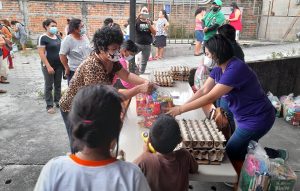 Lee más sobre el artículo Ormusa entregó canastas básicas alimenticias a 100 mujeres despedidas durante la pandemia