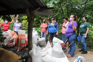 Lee más sobre el artículo ORMUSA en el territorio, capacita a mujeres en creación de huertos caseros en Cantón El Socorro, San Antonio Masahuat
