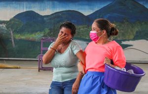 Lee más sobre el artículo ORMUSA en territorio lleva sonrisas y reflexión a la comunidad Hatos de los Reyes a través de la obra El Tendedero